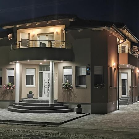 Apartman Bozur **** Satnica Dakovacka Exterior photo